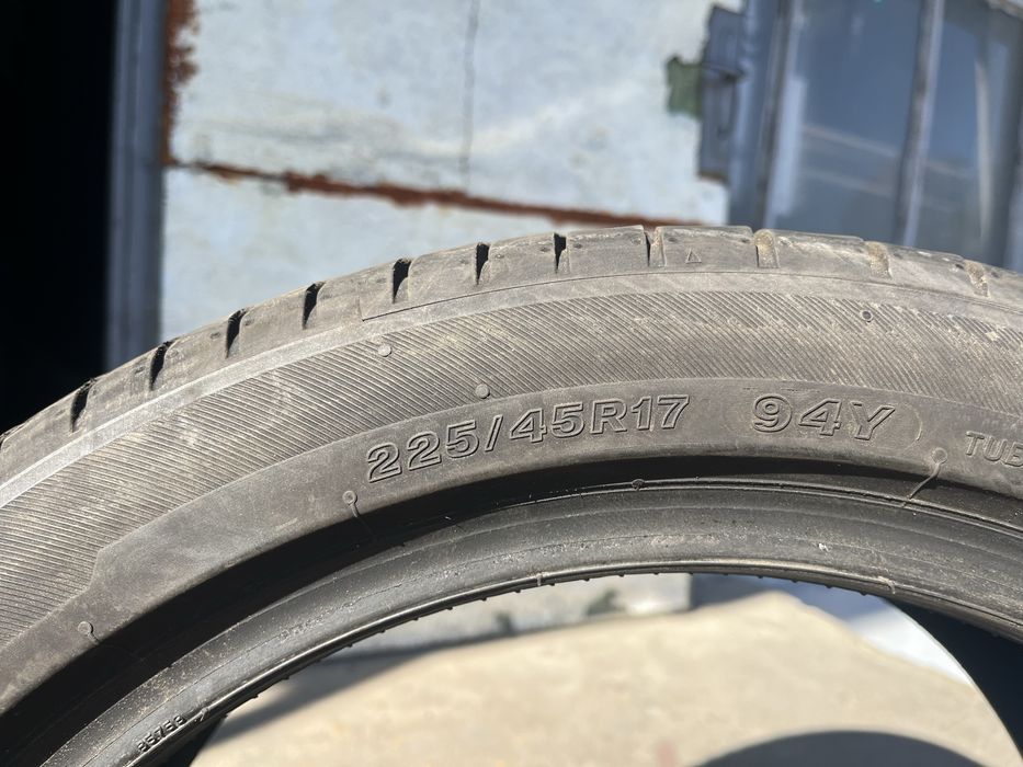 2 бр. летни гуми 225/45/17 Bridgestone DOT 0723 5,5 mm