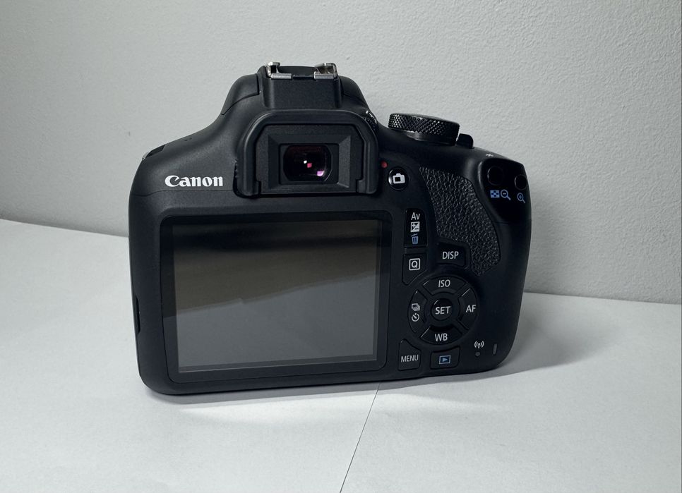 Фотоапарат Canon 2000D