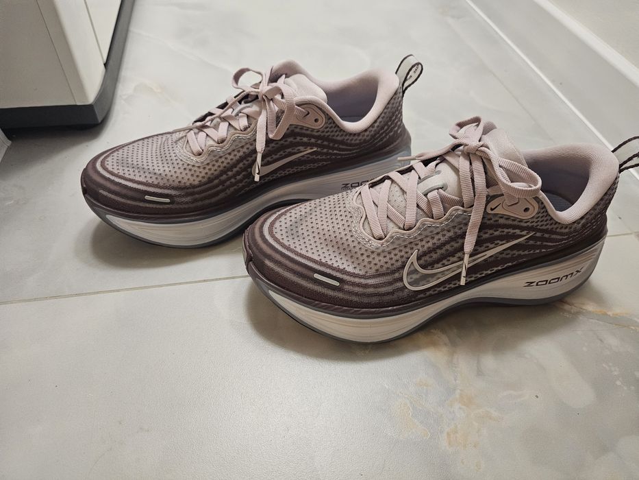 Nike Vomero Plus - Tattoo/Particle Rose/Hydrogen Blue
(NRF61529
Nike V