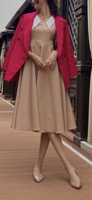 красивое бежевое  платье