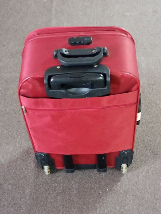Чемодан красно-бордовый