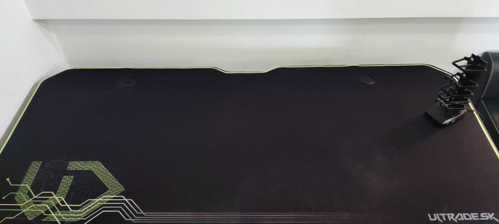 Ultradesk, геймърско бюро като ново със аксесоари