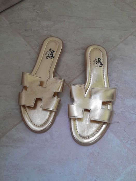 Златисти нови чехли