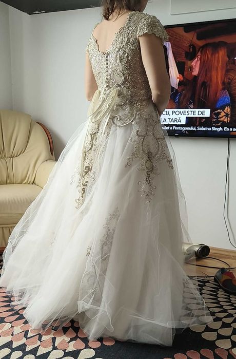 Rochie de mireasa aplicatii argintii