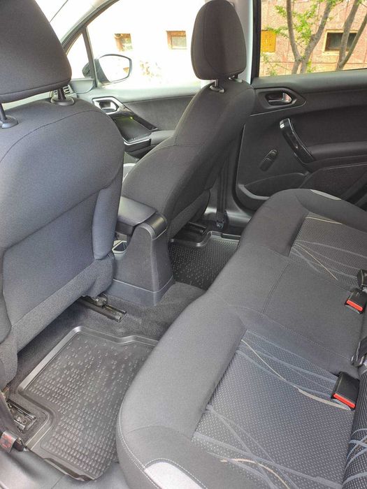 Продавам Peugeot 208
