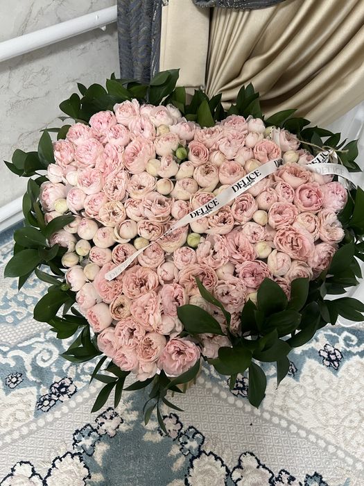 свежие цветы……….
