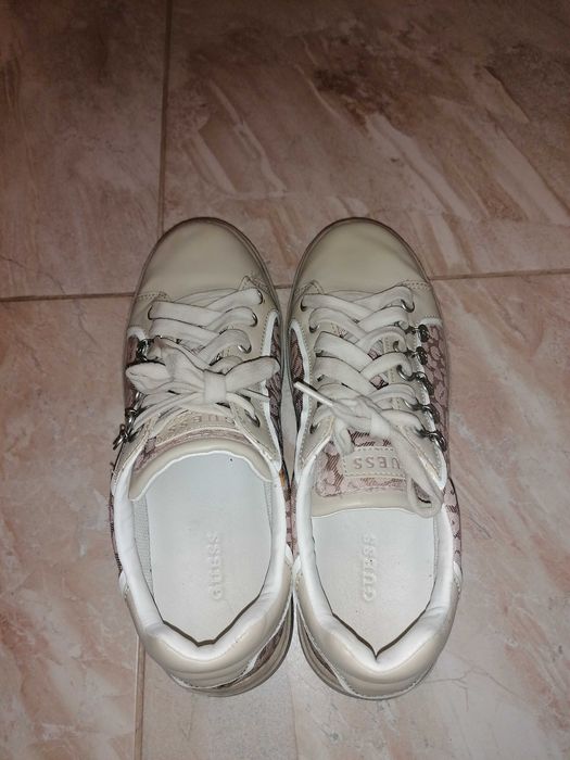 Дамски обувки на марката Guess