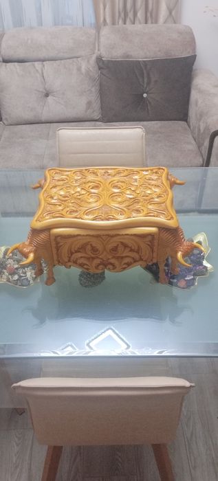 Caseta pentru bijuterii sculptata manual