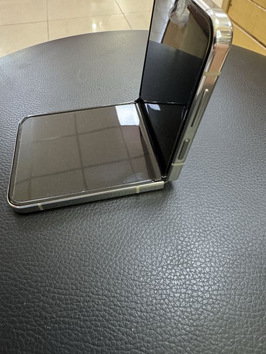Samsung Galaxy Z Flip5 с памет 256GB и цвят Cream (светлобежов/ванилия)