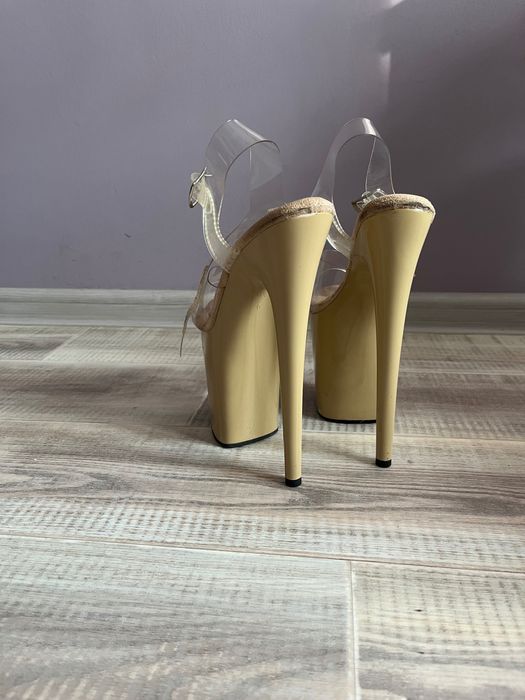 Стрипы тройки, Pleaser