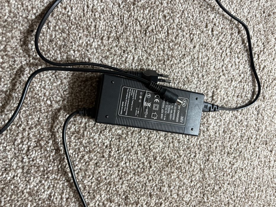 Vand trotineta electrica urgt,trotineta vine la pachet cu laptop asus!