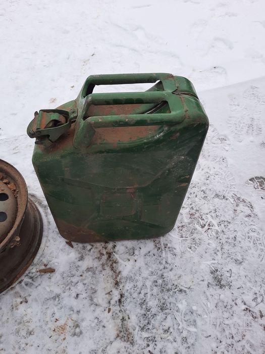 Продам канистру 20 л