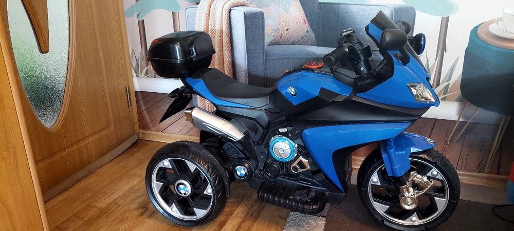 Акумулаторен мотор с три гуми