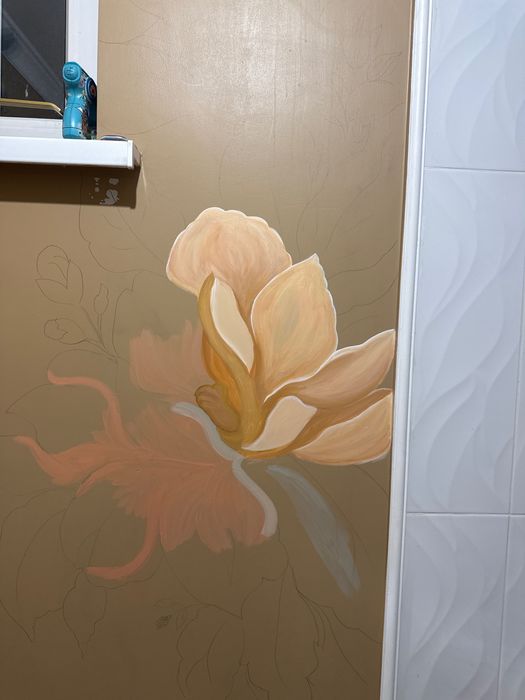 Рисунки на стенах и барельеф