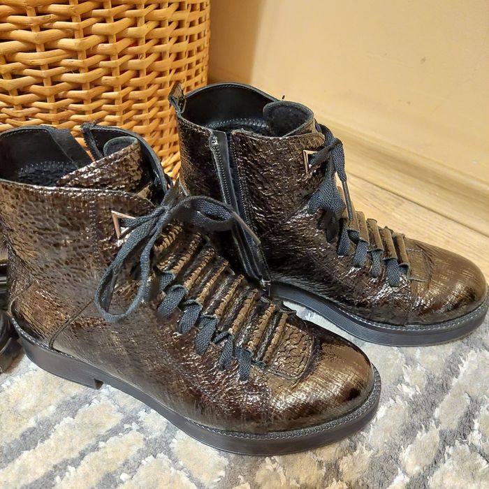 Боти от естествен лак