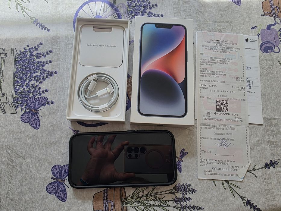 Продавам iPhone 14 с два калъфа SPECK  MAG SAFE