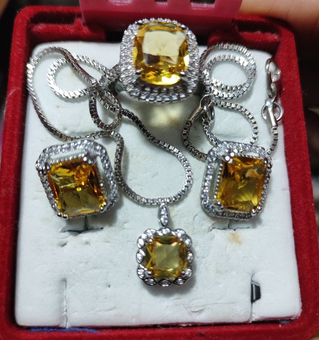 Продается комплект бижутерия с камнем фианит