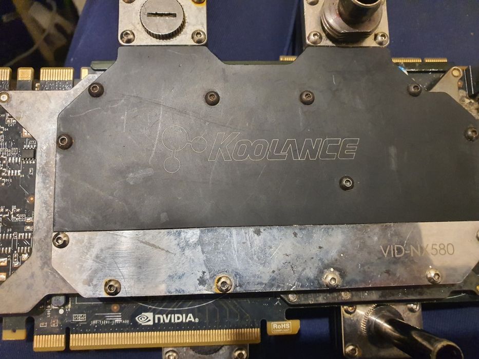 Doua placi video GTX580 cu racire koolance si o GTX570