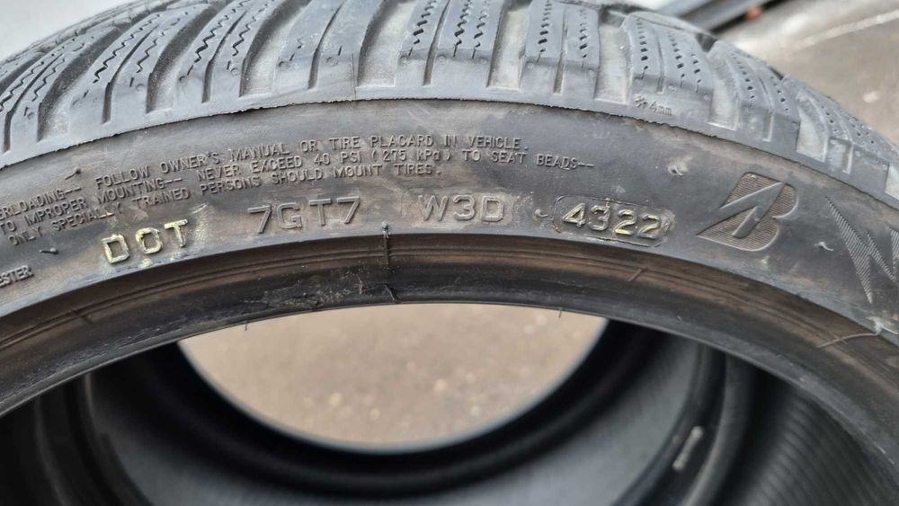 2 anvelope iarna SH 225/40/18 BRIDGESTONE. Dot 4322. 330 RON/perechea.