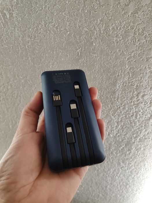 Внешний аккумулятор Power Bank 20 000 мАч, 4 кабеля для зарядки.