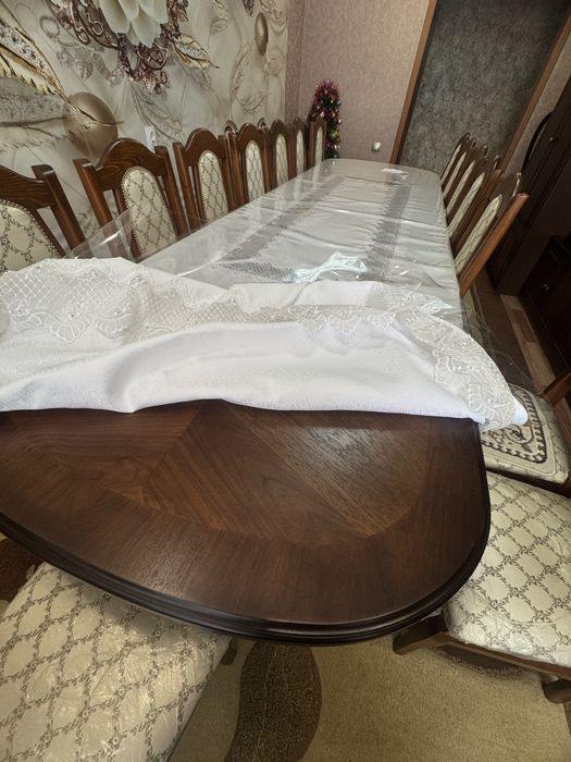 Стол и стулья для гостинной