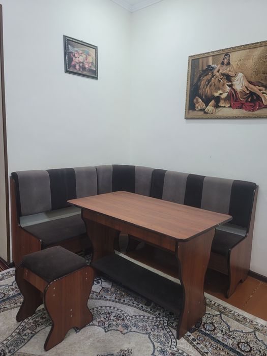 Продаётся кухонный уголок с пуфиком