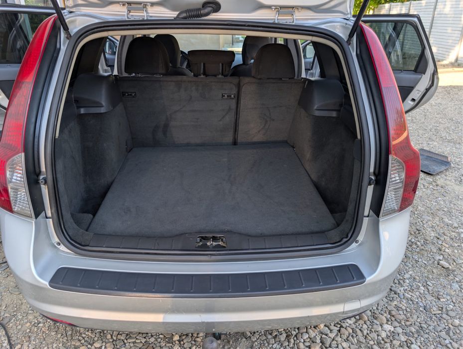 Vând volvo v50 .