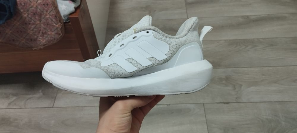 Кроссовка адидас