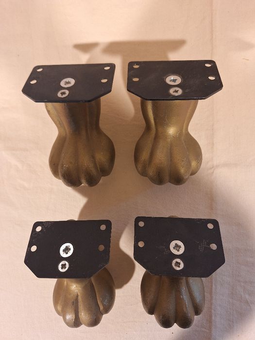 Метални лъвски лапи