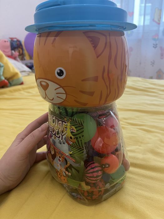 Буркан с топчета.