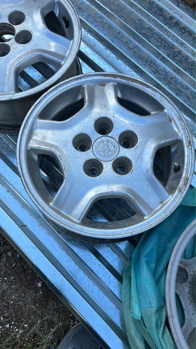 Продам огигинальные литые диски на toyota