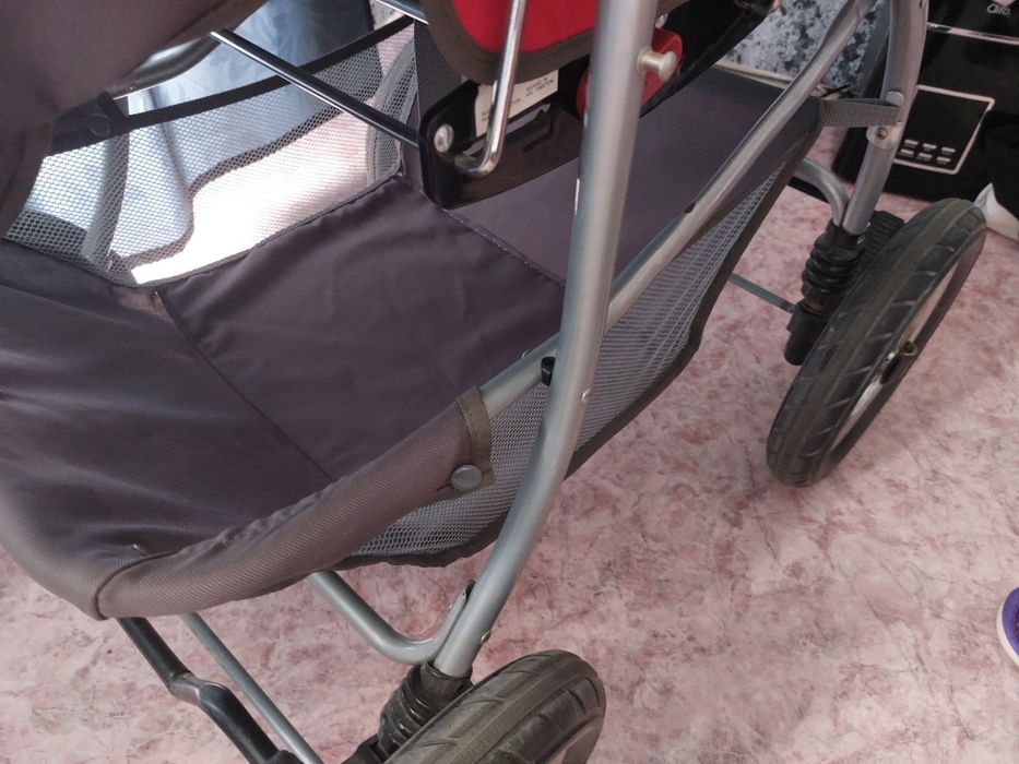 Красная  детская каляска