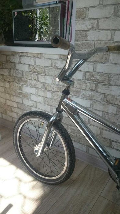 Велосипед спортивный для фристайла.