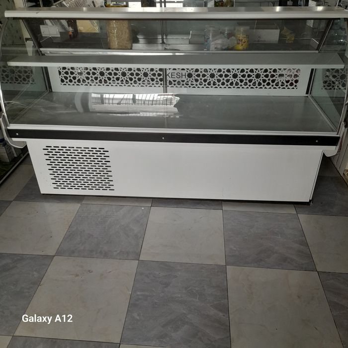 Vitrina xaladelnik sotiladi