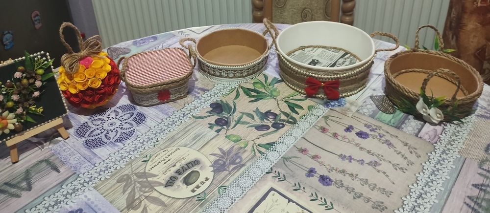 Свещници,картини и кошнички.