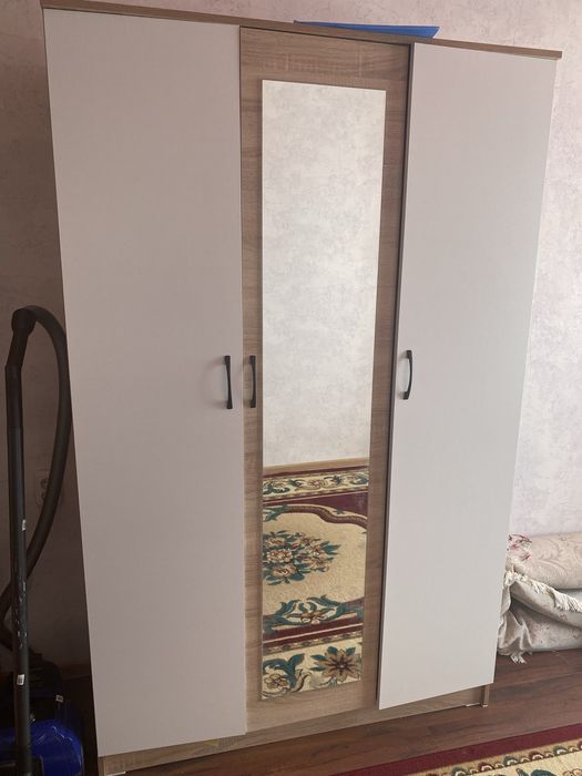 Продам новый распашной шкаф