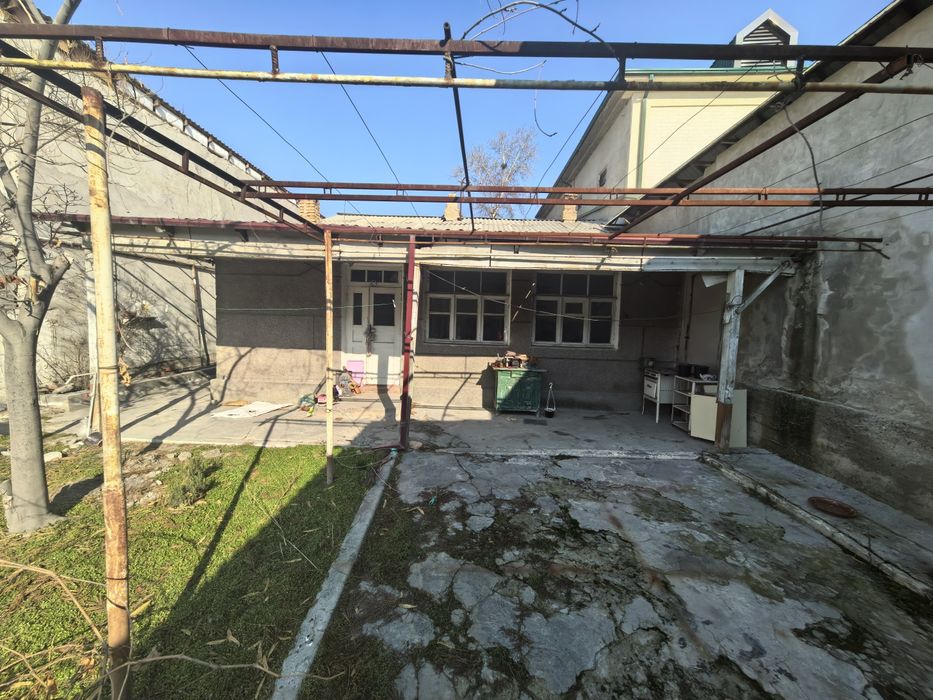 Уй сотилади. 6 соток..