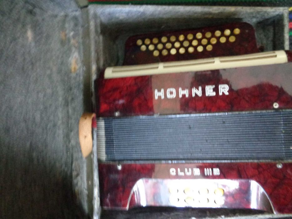 Продавам Акордеон Hohner Club IIIВ