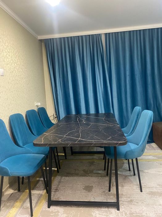 Продаю кухонный стол и стулья