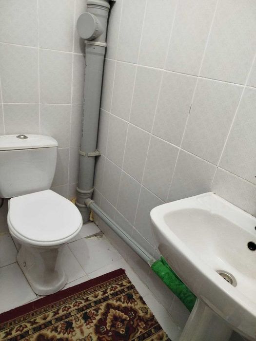 рўшшада 7 этажли уйда 1 каватида жойлашган 3 хонали уй сотилади