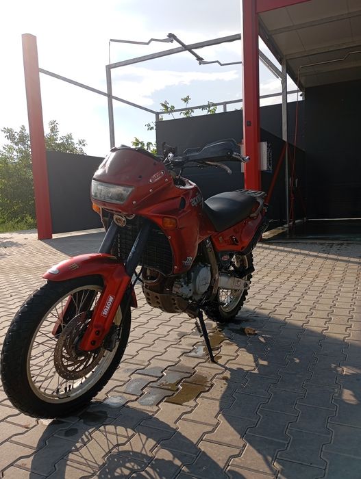 Vând Aprilia pegaso 650, motor rotax 650cmc  necesita umblat la carburatoare