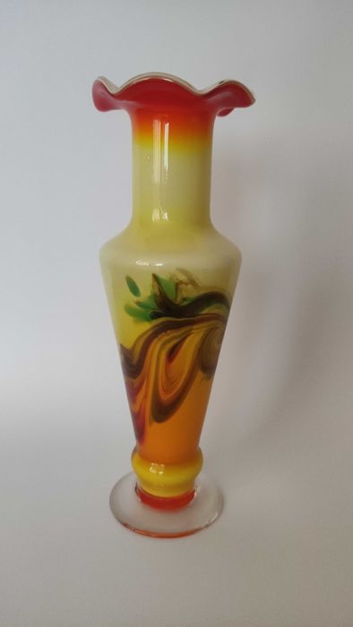 Красива многоцветна ваза от художествено стъкло