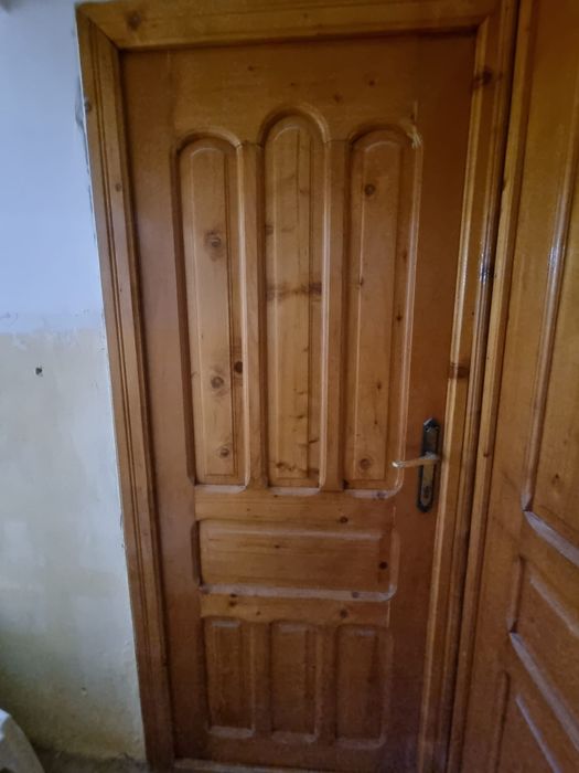 Vand usi din lemn de brad