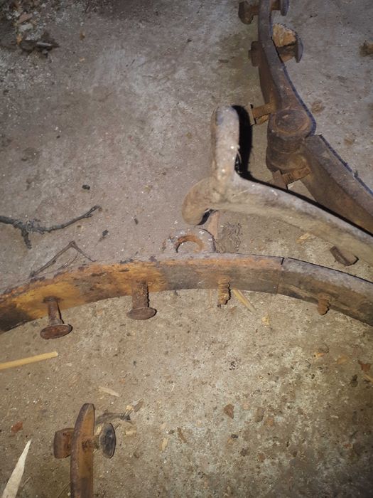 2 inele metalice vechi pentru presa de struguri