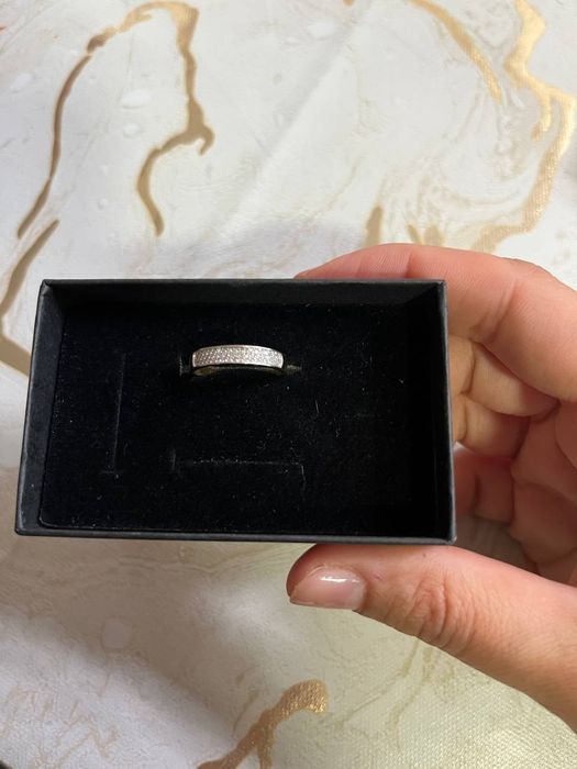 Продам золотое кольцо с бриллиантами