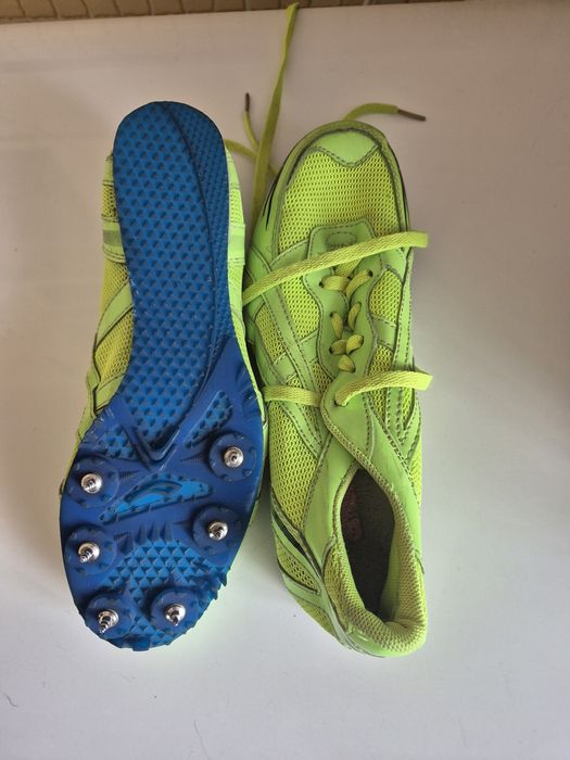 Продам кроссовки с шипами для бега