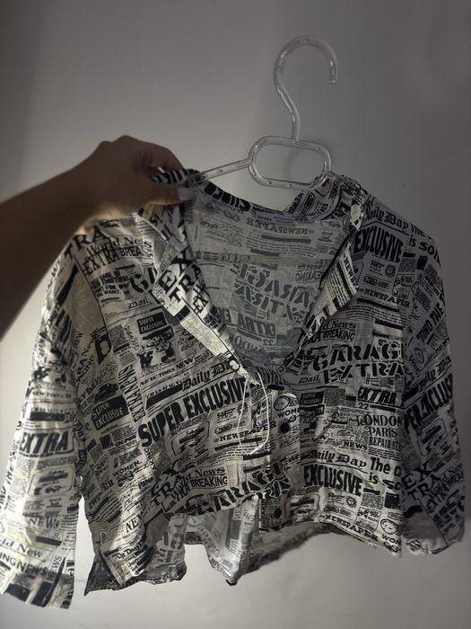 Дамска къса риза Bershka с вестникарски принт / Newspaper Print (Размер / XS / S )