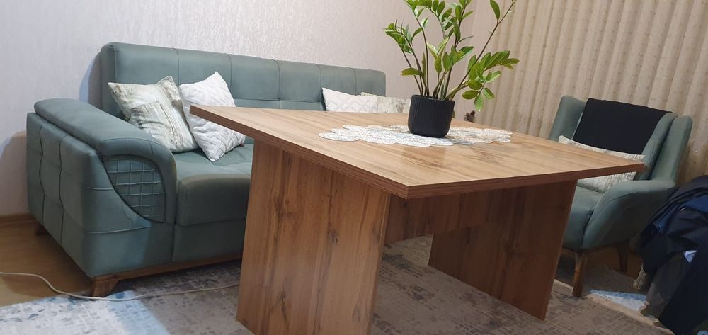 Стол большой деревянный