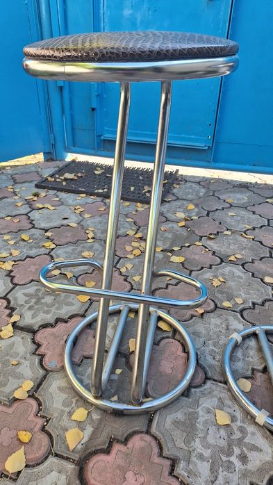 Продам барныи стулья