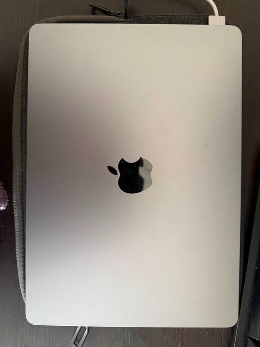 Macbook Air M3/13 inch/8GB RAM/256GB SSD